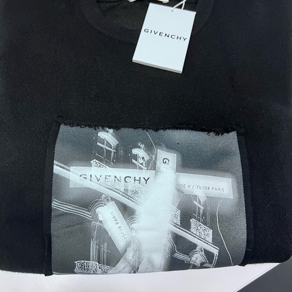 Givenchy sweater xl in size. - Picture 3 of 3
